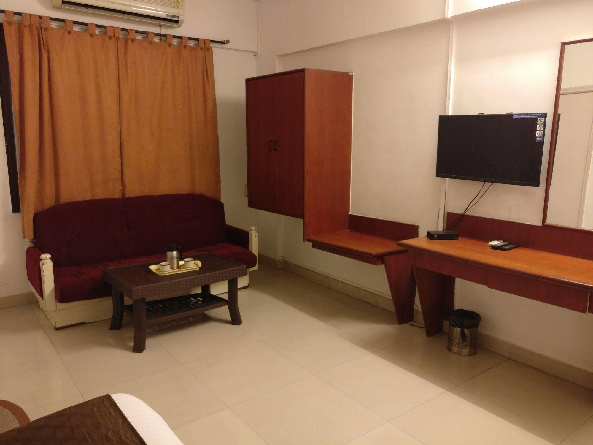 OYO 1065 Hotel HMR Royal Inn Pune Exterior foto