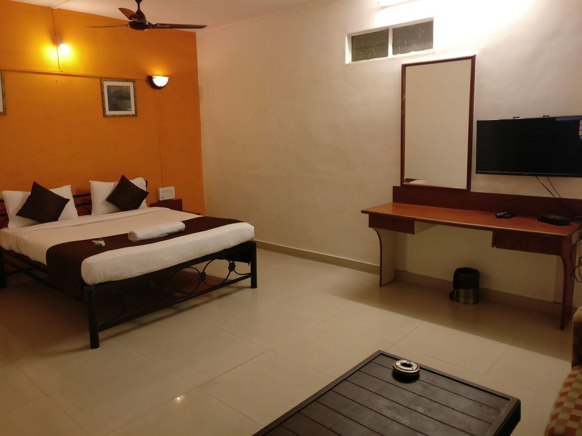 OYO 1065 Hotel HMR Royal Inn Pune Exterior foto