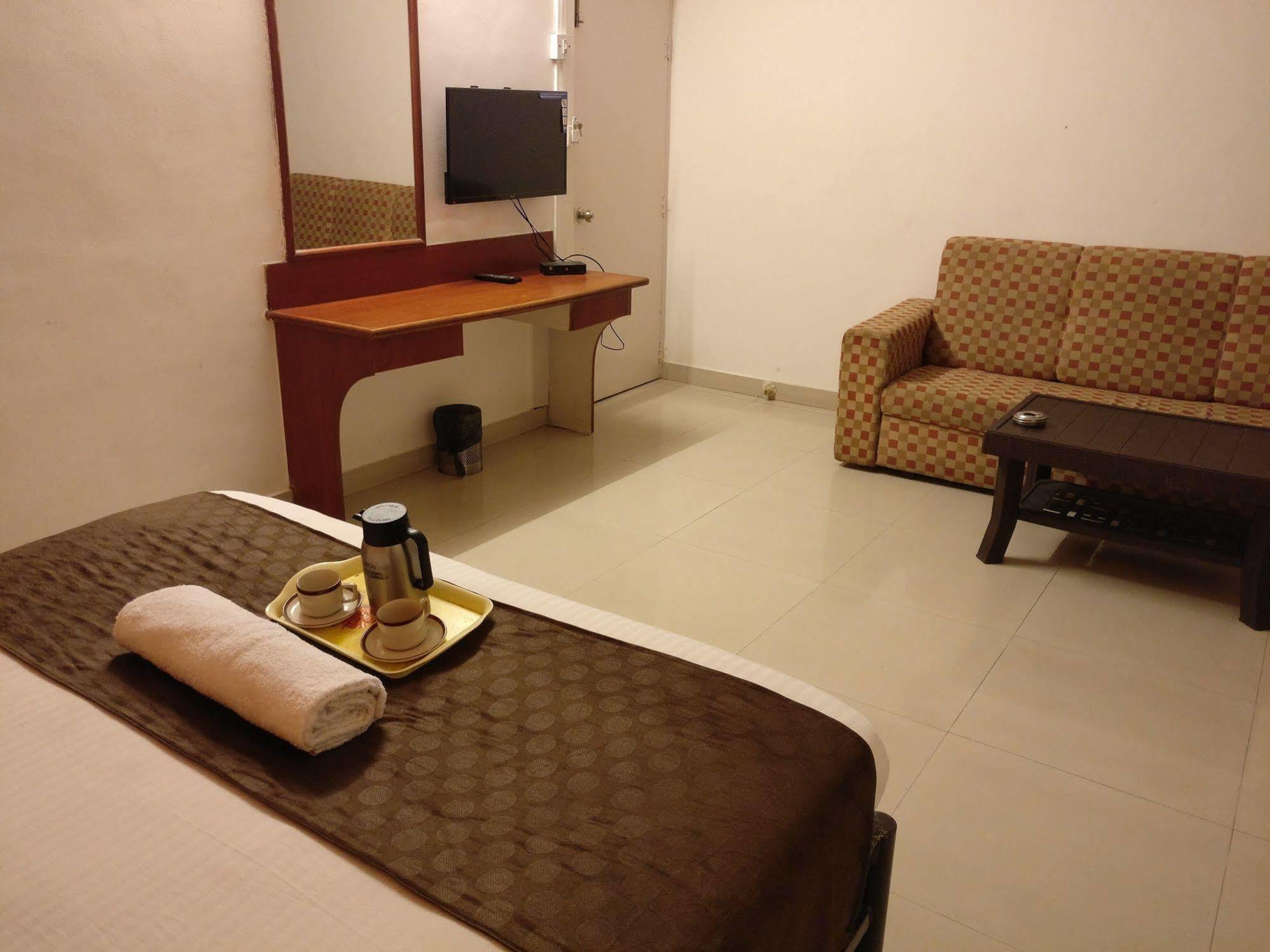 OYO 1065 Hotel HMR Royal Inn Pune Exterior foto