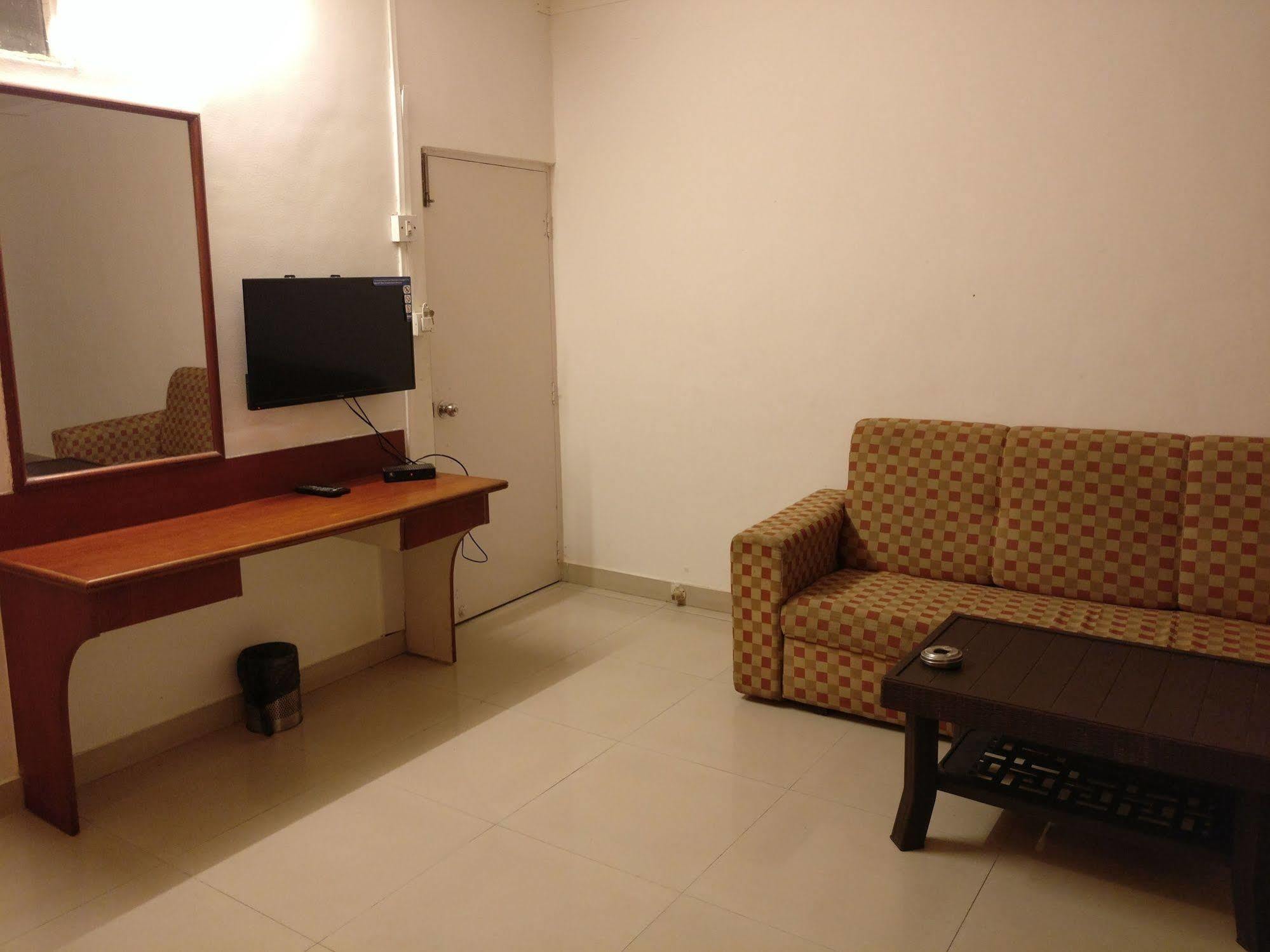 OYO 1065 Hotel HMR Royal Inn Pune Exterior foto